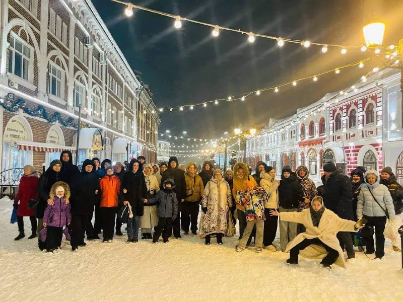 Туристы на пешеходной улице Спасская в городе Киров